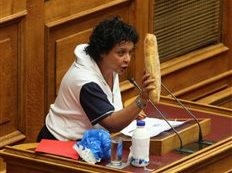 Έβγαλε φραντζόλα στο βήμα της Βουλής!