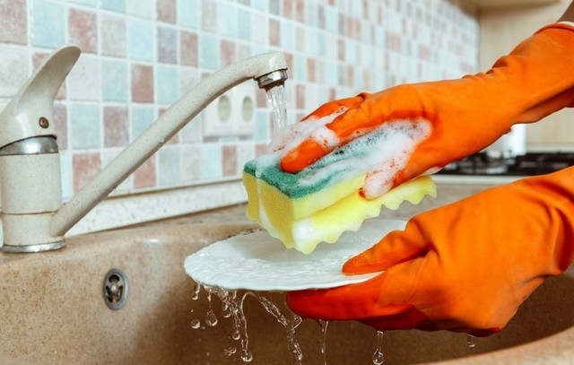 Πηγή μικροβίων το σφουγγαράκι για τα πιάτα στην κουζίνα σας