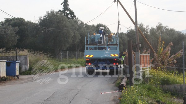 ΑΓΙΑ ΕΛΕΟΥΣΑ: Έσπασε κολώνα της ΔΕΗ και έκλεισε ο δρόμος (VIDEO)