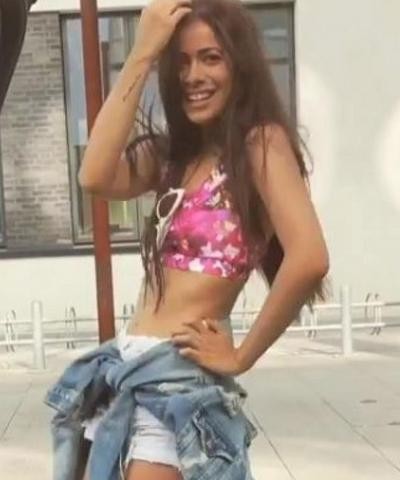 Η κουκλάρα Μαρία Κορτζιά χορεύει αισθησιακά στη μέση του δρόμου και αναστατώνει (VIDEO)