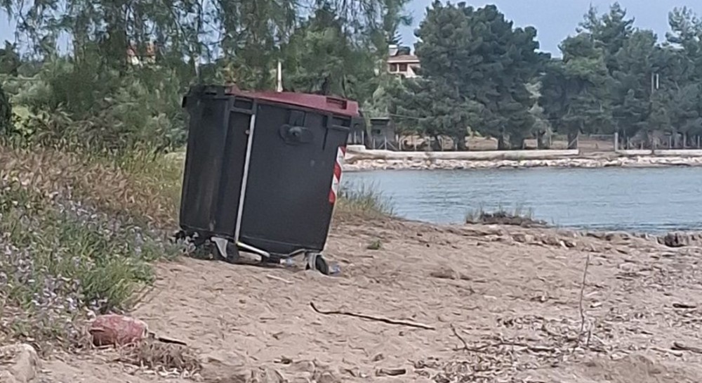 ΜΠΟΥΡΝΩΝΤΑΣ: Ο κάδος ...πήγε παραλία