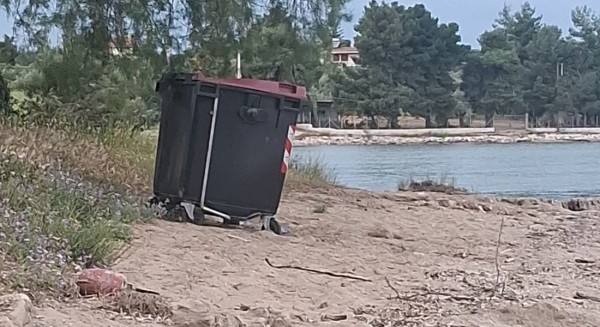ΜΠΟΥΡΝΩΝΤΑΣ: Ο κάδος ...πήγε παραλία