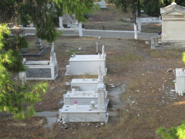 ΧΑΛΚΙΔΑ: Ταραξίες έκαναν ζημιές στο παλιό νεκροταφείο