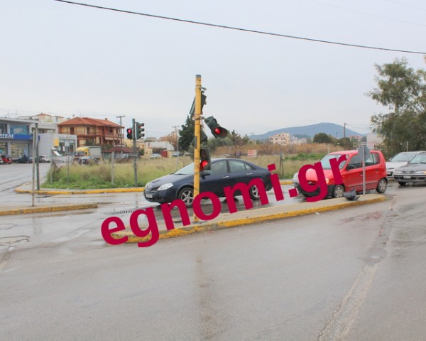 ΧΑΛΚΙΔΑ ΛΗΛΑΝΤΙΩΝ: Οδηγός γκρεμοτσάκισε το φανάρι και εξαφανίστηκε