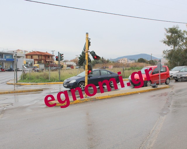 ΧΑΛΚΙΔΑ ΛΗΛΑΝΤΙΩΝ: Οδηγός γκρεμοτσάκισε το φανάρι και εξαφανίστηκε