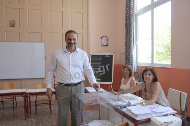 Χαμογελαστός στην κάλπη ο Μαυραγάνης