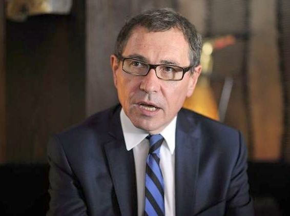 Ευρωβουλευτής αυνανιζόταν σε κατάστημα δίπλα σε παιδιά