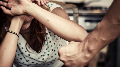 ΧΑΛΚΙΔΑ: Ανοιξε το κεφάλι της αδερφής του για μερικές κότες !