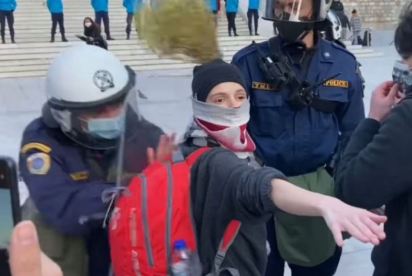 Έρευνα για το νέο περιστατικό αστυνομικής βίας σε νεαρή γυναίκα (VIDEO)