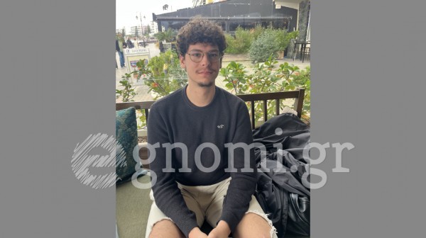 Περνάει ευχάριστα την ώρα του παίζοντας ηλεκτρονικά παιχνίδια