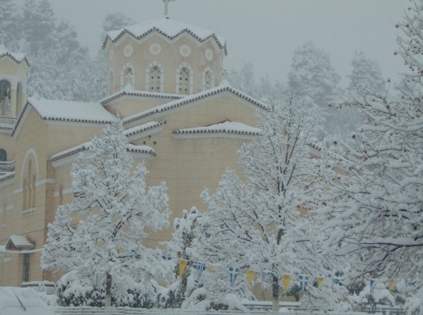 Πανέμορφος δεσπόζει ο χιονισμένος Οσιος Ιωάννης Ρώσος