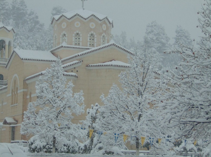 Πανέμορφος δεσπόζει ο χιονισμένος Οσιος Ιωάννης Ρώσος