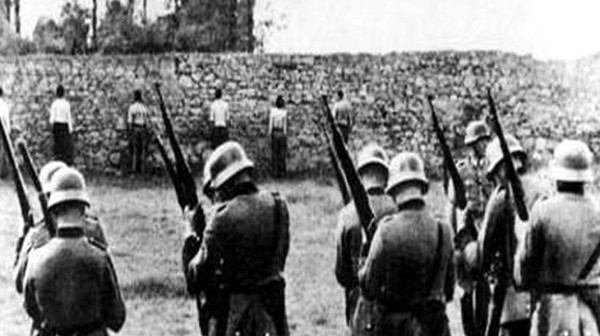 ΧΑΛΚΙΔΑ: Επιμνημόσυνη δέηση στην Πλατεία Θυσίας για τους εκτελεσθέντες της Κατοχής