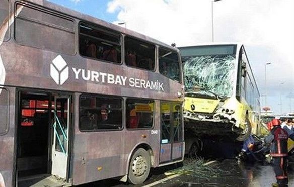 Επιτέθηκε στον οδηγό με ομπρέλα και προκάλεσε σύγκρουση με 11 τραυματίες (VIDEO)