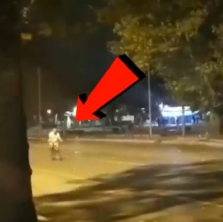 Ο ποδηλάτης που πέρασε ...χαλαρά μέσα από τα επεισόδια στη Θεσσαλονίκη (VIDEO)