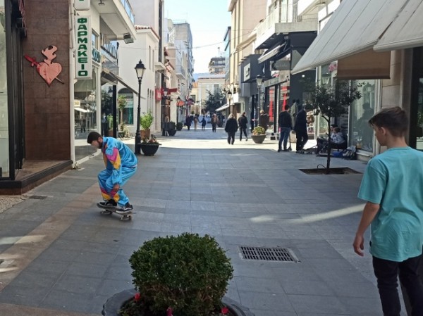 Πίστα για σκέιτμπορντ ο πεζόδρομος της Αβάντων