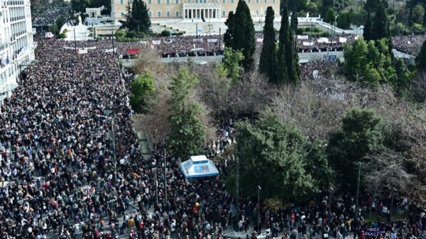 Δεν έχω οξυγόνο: Λαοθάλασσα στο Σύνταγμα για τα θύματα της τραγωδίας των Τεμπών