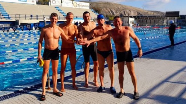 ΧΑΛΚΙΔΑ: Αποχαιρέτισαν με ... βουτιές και ευχές το 2024 πέντε γνωστοί Χαλκιδέοι