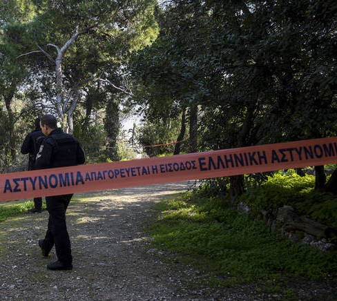 Αγρια δολοφονία 25χρονου στου Φιλοπάππου - Τον μαχαίρωσαν και τον έριξαν στα βράχια