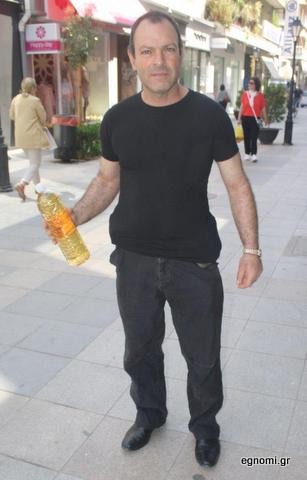 Τον ... πετύχαμε με το κρασί στο χέρι