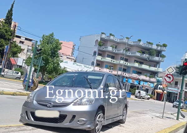 ΧΑΛΚΙΔΑ-ΟΔΟΣ ΑΡΕΘΟΥΣΗΣ: Αυτοκίνητο καβάλησε τη νησίδα