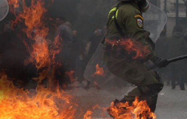 Eπεισόδια στο Σύνταγμα - Eγκλωβίστηκαν Eυβοείς