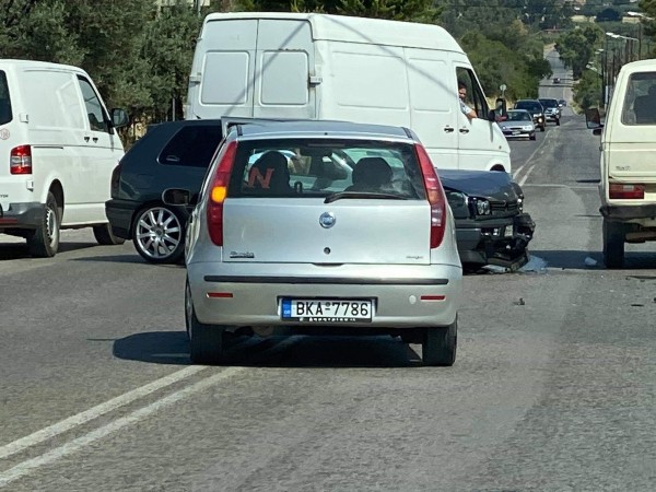 Τροχαίο υλικών ζημιών στον Κολοβρέχτη