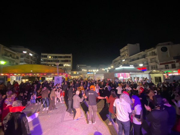 ΑΠΟΚΡΙΕΣ ΧΑΛΚΙΔΑ: Χοροπατήματα στην πλατεία της Δημοτικής Αγοράς (ΦΩΤΟ+VIDEO)