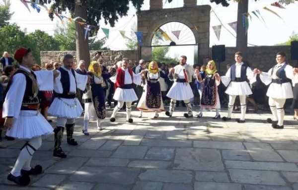ΦΥΛΛΑ: Χοροί και τραγούδια στο μοναστήρι του Αγίου Γεωργίου Αρμά