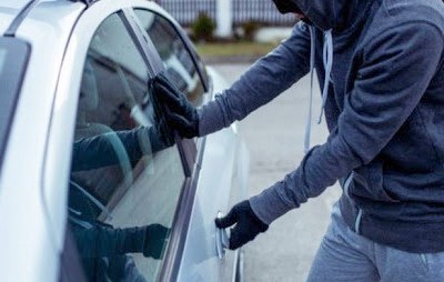 Δύο Έλληνες άρπαξαν πορτοφόλι από σταθμευμένο αυτοκίνητο