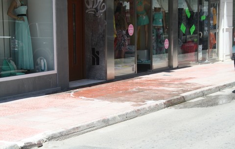 Γέμισε σαπουνόνερα το πεζοδρόμιο στην Αβάντων