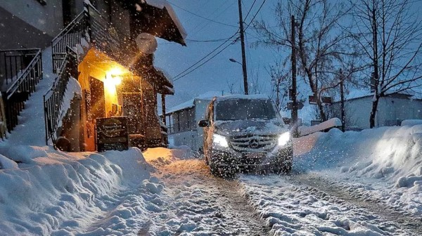 ΕΥΒΟΙΑ: Χιονόπτωση και περιορισμοί στην κυκλοφορία στον δρόμο Κύμης – Μετοχίου