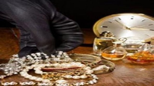 Συμμορία έκλεψε κοσμήματα 100.000 ευρώ από 67χρονη