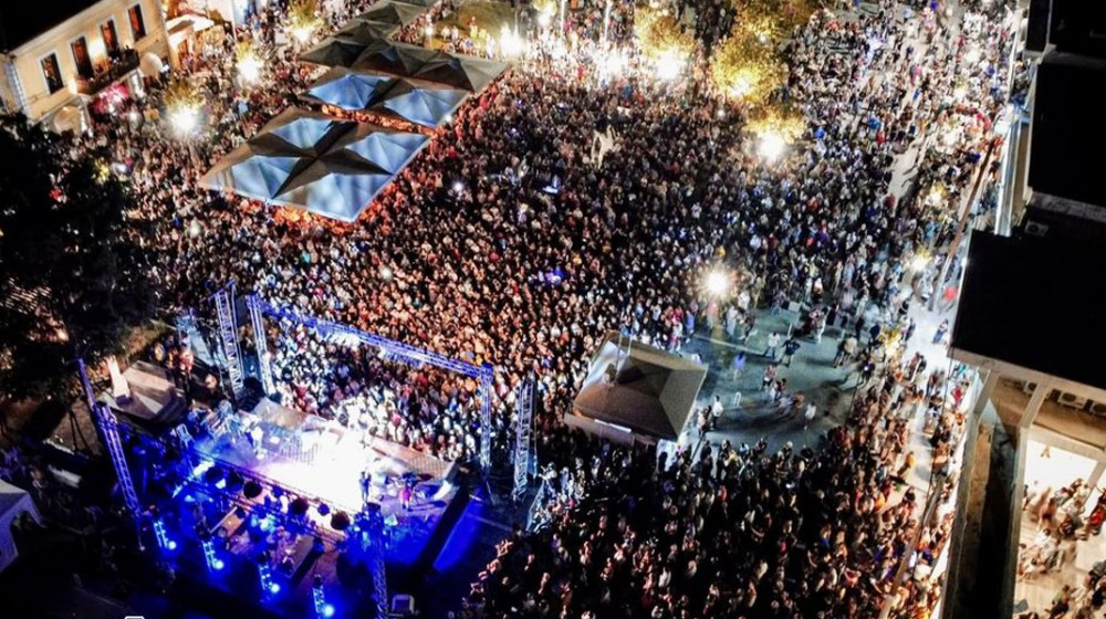 ΙΣΤΙΑΙΑ: Πλημμύρισε κόσμο η πλατεία για τη συναυλία του Βασίλη Παπακωνσταντίνου
