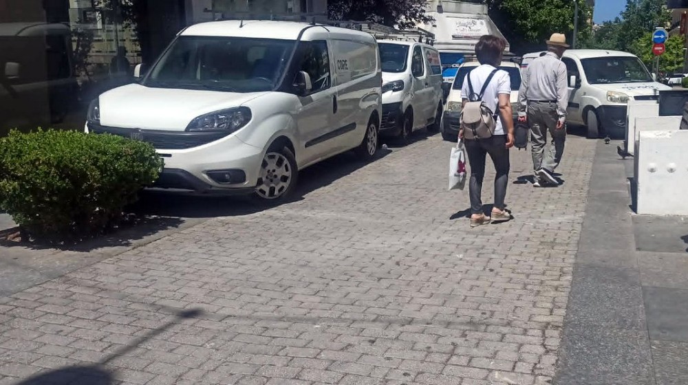 ΧΑΛΚΙΔΑ: Τέσσερα επαγγελματικά οχήματα έκλεισαν τη διέλευση πεζών στην Κριεζώτου