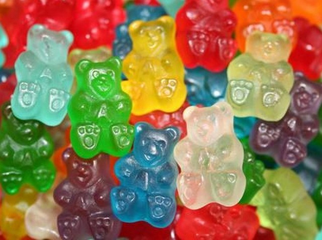 Θα πάθετε πλάκα μόλις δείτε πώς φτιάχνονται τα ζελεδάκια (VIDEO)