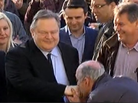 Αυτό είναι που λέμε ΠΑΣΟΚΤΖΗΣ! Φίλησε το χέρι του Βενιζέλου!