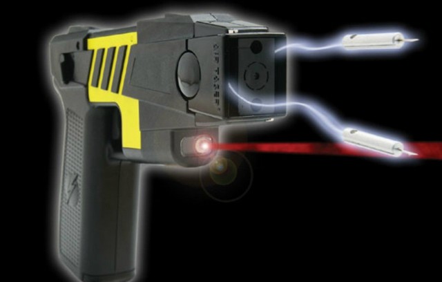 Δύο άτομα πουλούσαν παράνομα συσκευές ηλεκτρικής εκκένωσης