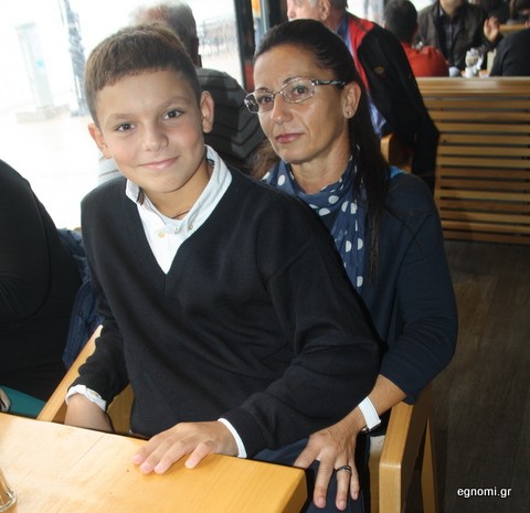 Η μαμά καμάρωσε το γιο και μετά απόλαυσε το καφεδάκι της