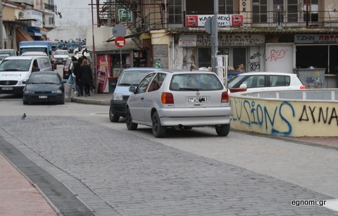 Πόσα παράνομα παρκαρισμένα αυτοκίνητα βλέπετε στη φωτό;