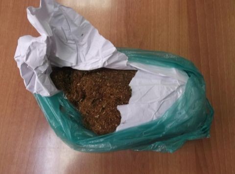 Κυκλοφορούσε με μία σακούλα λαθραίο καπνό