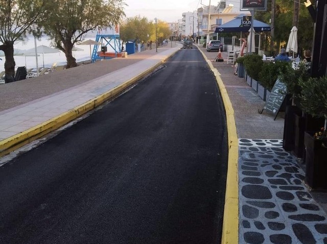 ΛΕΥΚΑΝΤΙ: Ο Δήμος έφτιαξε επιτέλους τον παραλιακό δρόμο 10 μήνες μετά την θεομηνία