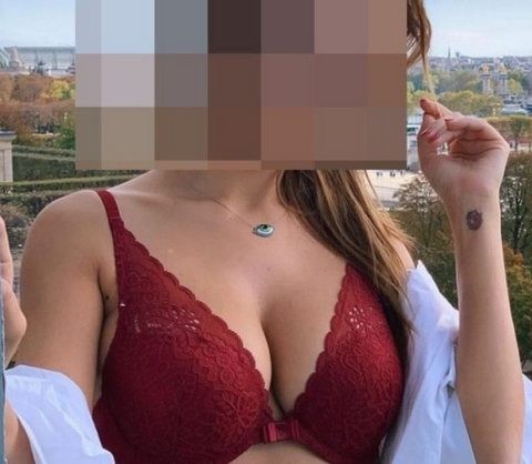 Ελληνίδα παρουσιάστρια ποζάρει με εσώρουχα και φόντο τον Πύργο του Αιφελ