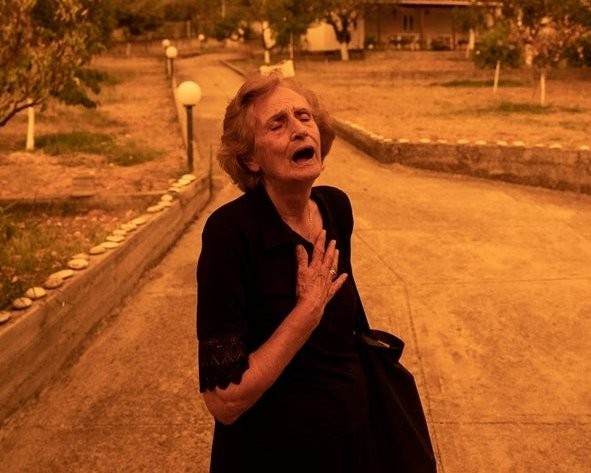 ΦΩΤΙΑ ΕΥΒΟΙΑ ΓΟΥΒΕΣ: Η φωτογραφία της 81χρονης Παναγιώτας Νουμίδη συγκινεί και κάνει το γύρο του κόσμου