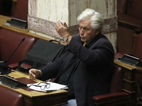 Θανάσης Παπαχριστόπουλος: Χτενίστηκε, καθρεφτίστηκε και παραιτήθηκε από βουλευτής