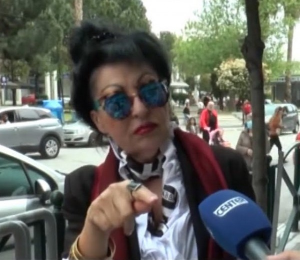 Γυναίκα από την Καβάλα παραπονιέται έντονα επειδή δεν άνοιξαν οι καφετέριες (VIDEO)