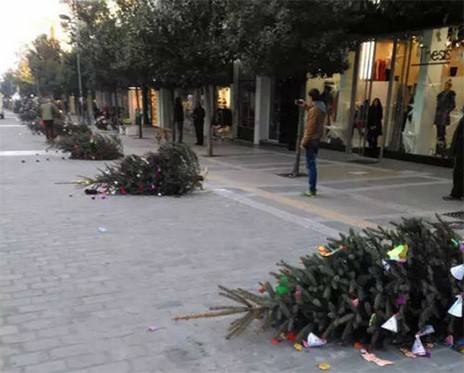 Γελοίοι κατέστρεψαν χριστουγεννιάτικα δεντράκια