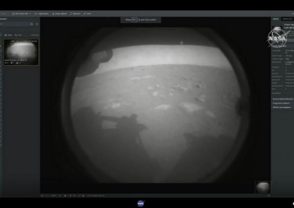 Το ρόβερ της NASA προσεδαφίστηκε στον πλανήτη Αρη και έστειλε την πρώτη εικόνα