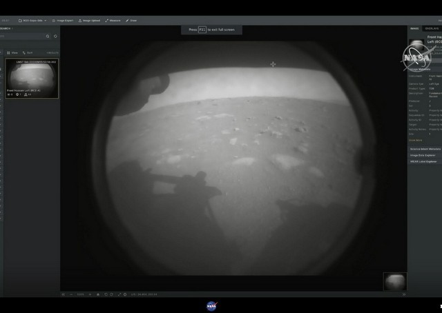Το ρόβερ της NASA προσεδαφίστηκε στον πλανήτη Αρη και έστειλε την πρώτη εικόνα