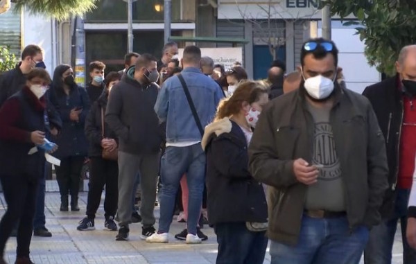 ΧΑΛΚΙΔΑ: Ουρές στα εφημερεύοντα φαρμακεία για rapid test την Πρωτοχρονιά και την Κυριακή 2 Ιανουαρίου